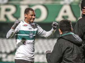 Coritiba-PR 3 x 1 Náutico-PE - Coxa derruba o último invicto da Série B e encosta na liderança