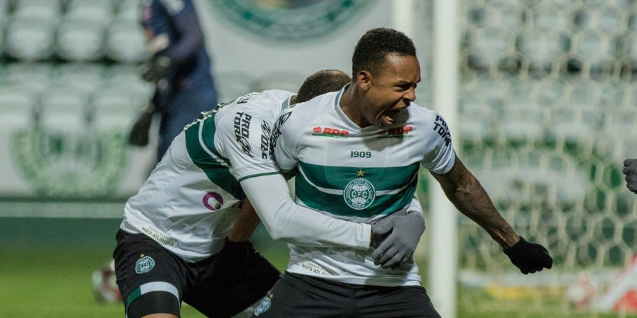 SÉRIE B: Coritiba vence duelo direto e cola no Náutico; Goiás entra no G4 e Cruzeiro empata