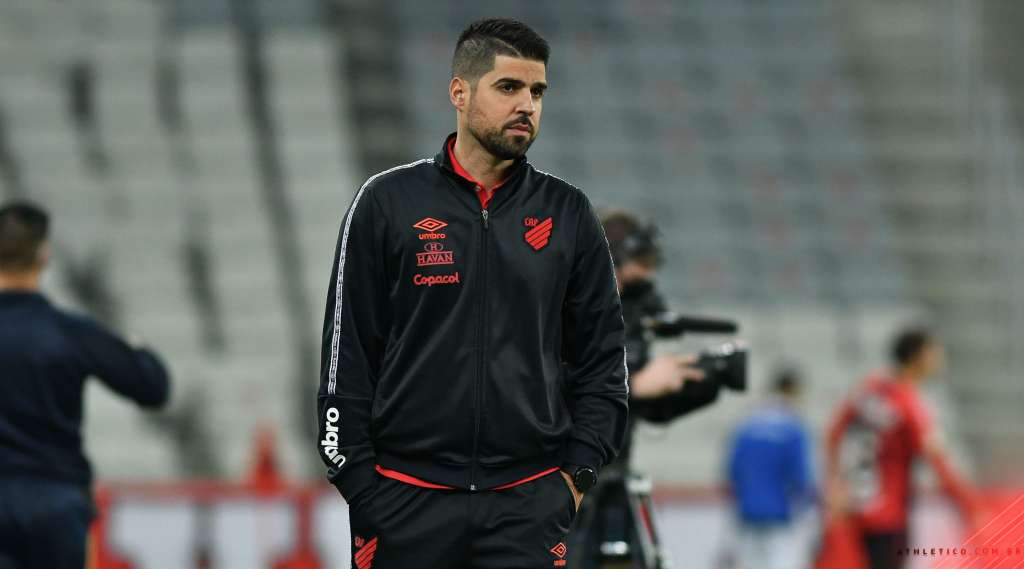 Sem desfalques, António Oliveira pode preservar jogadores do Athletico para o duelo contra o Santos