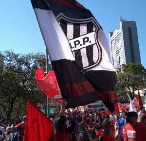 Tiãozinho diz não ter ligação com bandeira 'comuna' da Ponte Preta