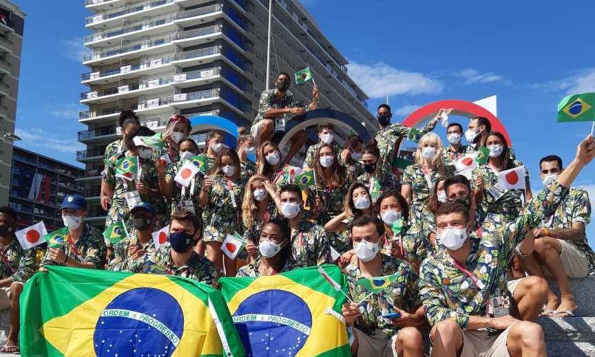 Atletas brasileiros organizam desfile simbólico na Vila Olímpica em Tóquio