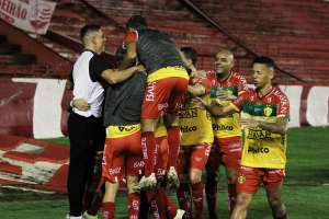 Série B: Garçom do Brusque fala sobre melhora no sistema defensivo