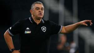 Torcida protesta após nova derrota e pede saída de técnico em time da Série B