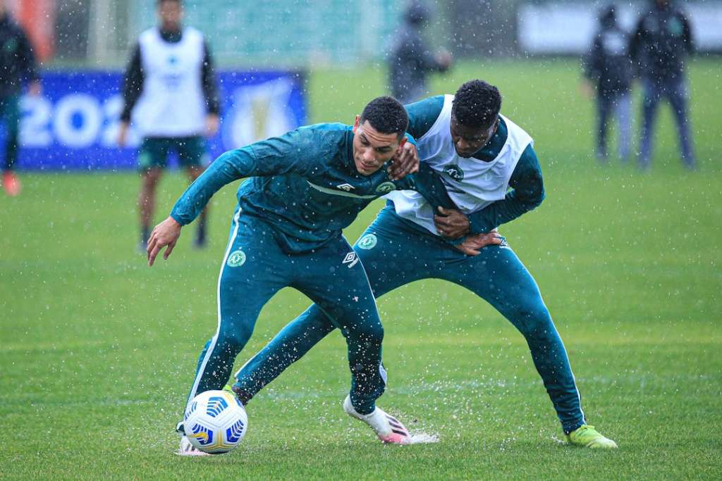 Jair Ventura aposta no esquema com três zagueiros e confirma ex-Santos entre os titulares na Chape