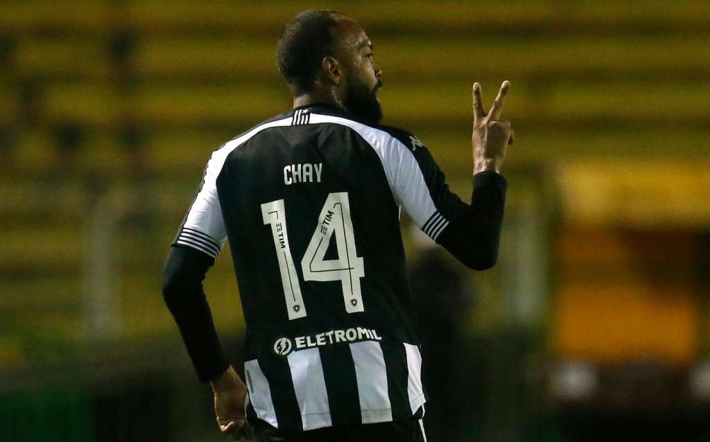 Chay explica gol improvável que garantiu vitória do Botafogo: ‘Bati cruzado’