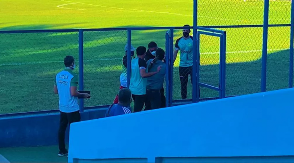 Série C: Dirigente tenta entrar no gramado e é impedido por policias e delegado