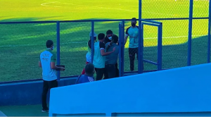 Série C: Dirigente tenta entrar no gramado e é impedido por policias e delegado