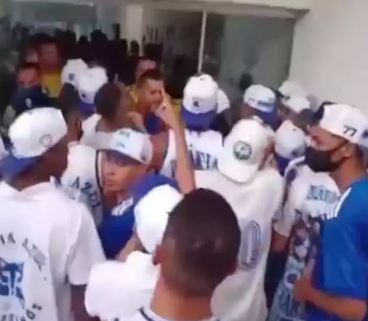 Integrantes de torcida organizada invadem CT do Cruzeiro; Confira o vídeo