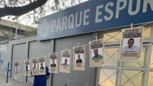 Série B: Torcida do Cruzeiro leva ratos e cartaz de procurados para protestar contra dirigentes