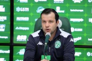 Daniel Paulista prega cautela com Guarani no G-4 da Série B e mostra preocupação com desgaste físico