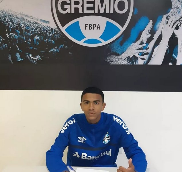Filho de campeão da Libertadores pelo Inter assina com o Grêmio
