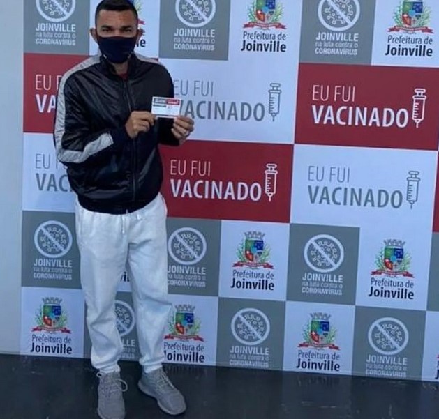 Capitão de clube da Série D toma primeira dose da vacina contra Covid-19: “Vacina salva”