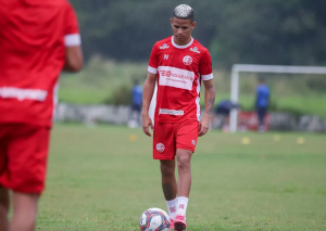 Ceará oficializa contratação de atacante do líder da Série B