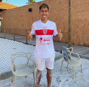 Série B: Ex-Fluminense presenteia atacante da Seleção com camisa do CRB