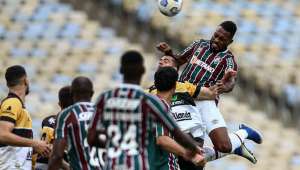 Zagueiro do Fluminense admite rendimento abaixo, mas comemora classificação