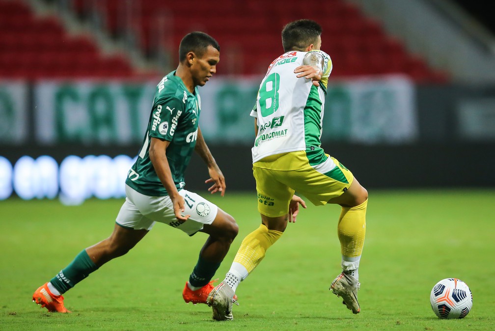 Lesionado, atacante participa de jogo-treino no Palmeiras, mas retorno ainda vai demorar