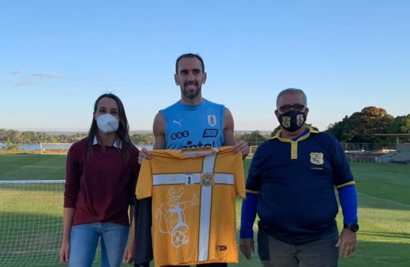 Copa América: Clube da Série D dá camisa de presente a Godín, do Uruguai