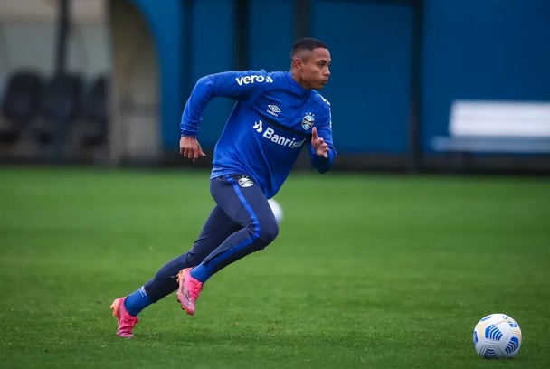 Sem espaço no Grêmio, meia acerta com time da Série B