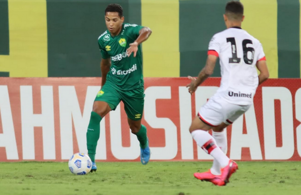 Jovem lateral se destaca novamente em vitória do Cuiabá