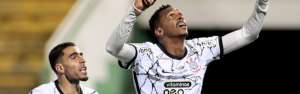 Jô marca mais um e iguala marca de ídolo do Corinthians no Brasileirão