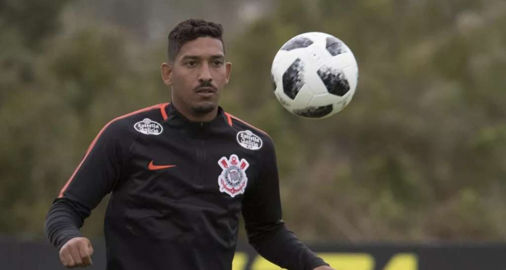 Lateral que levou susto ao assinar com o Corinthians fecha acordo e leva R$ 138 mil do ex-clube