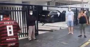 Zagueiro do Flamengo se envolve em acidente e carro derruba portão de prédio