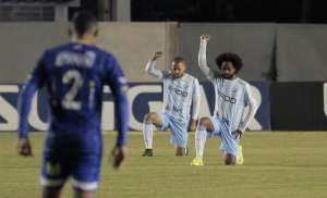 Antes da partida, jogadores do Londrina fazem protesto antirracista por comentários sobre Celsinho