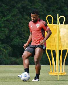 No São Paulo, volante treina e deve enfrentar o RB Bragantino; Crespo retorna segunda
