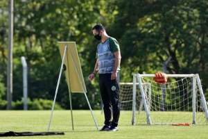 Expulso por chutar copinho de água, técnico do Juventude vê interferência da arbitragem contra o Inter
