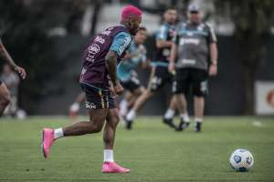Recuperado de pancada nas costas, Marinho, com cabelo rosa, reforça o Santos diante do Atlético-GO