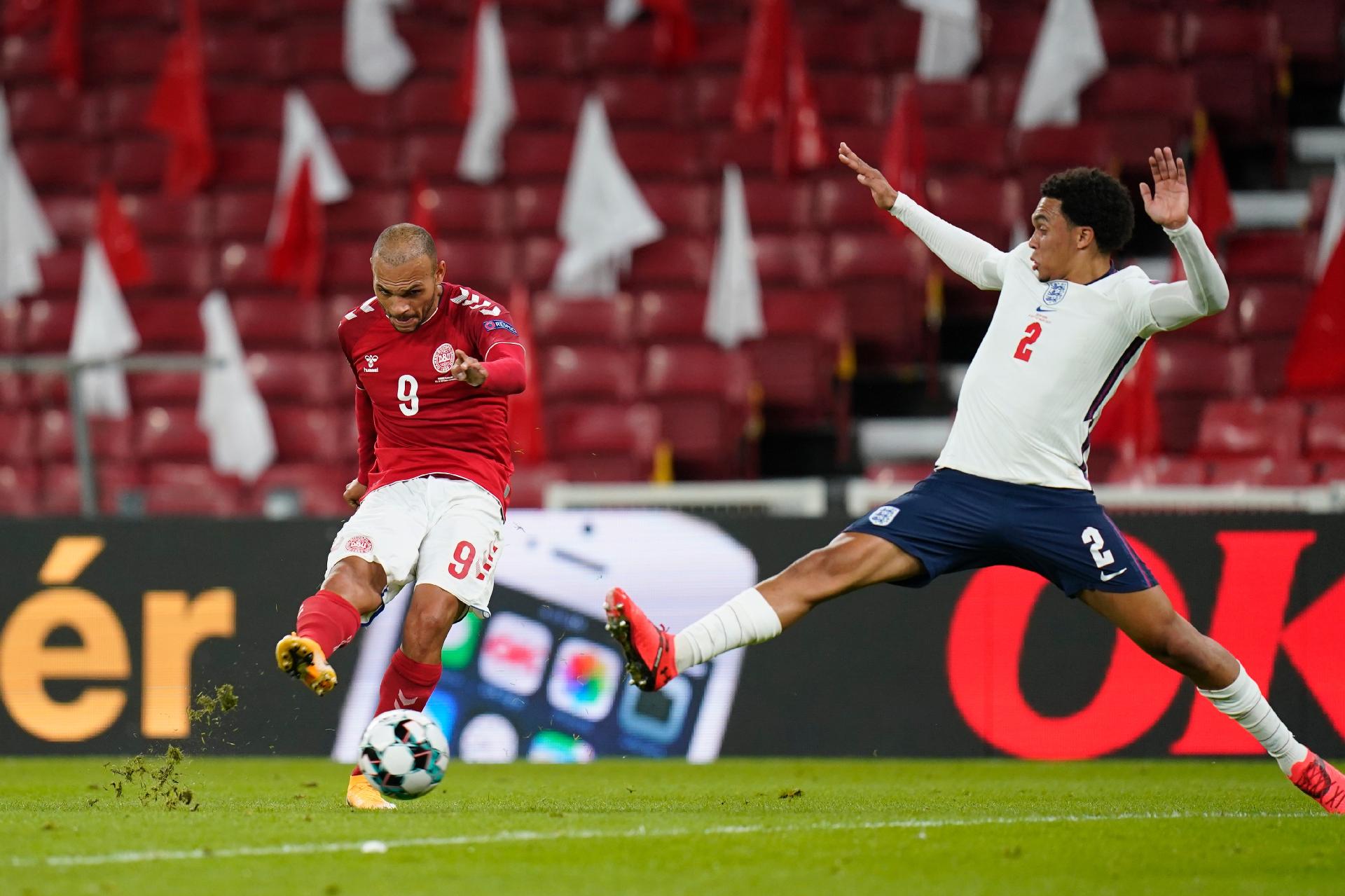 martin braithwaite e trent alexander arnold em lance da partida entre dinamarca e inglaterra valida pela liga das nacoes