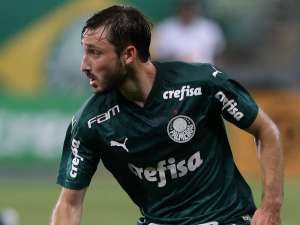 Clube de José Mourinho avança em negociação por lateral do Palmeiras