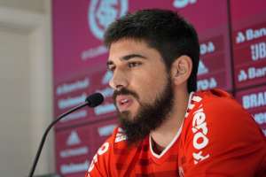 Internacional apresenta ex-zagueiro do Corinthians por empréstimo