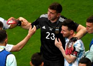 Copa América: Goleiro argentino provoca, defende 3 pênaltis e é elogiado por Messi: 'Fenômeno'