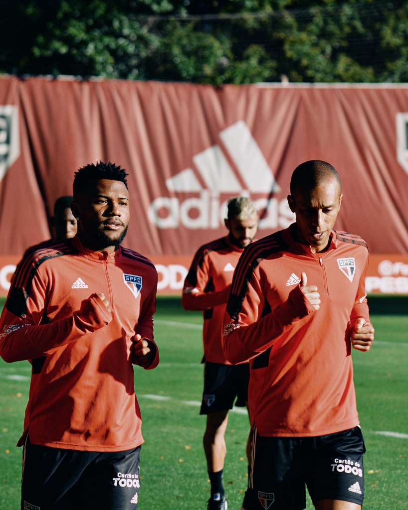 São Paulo tem retorno de jovem, mas ausência de zagueiro experiente no treino