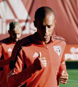 São Paulo tem retorno de jovem, mas ausência de zagueiro experiente no treino