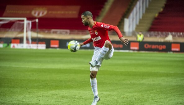 Ex-Flamengo chega ao Brasil para realizar exames no Palmeiras