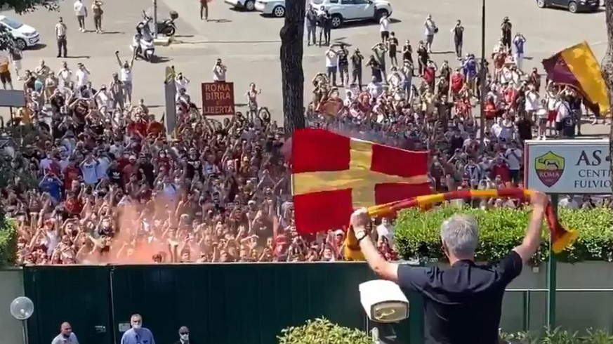 Multidão enlouquecida “abraça” José Mourinho em sua chegada à Roma