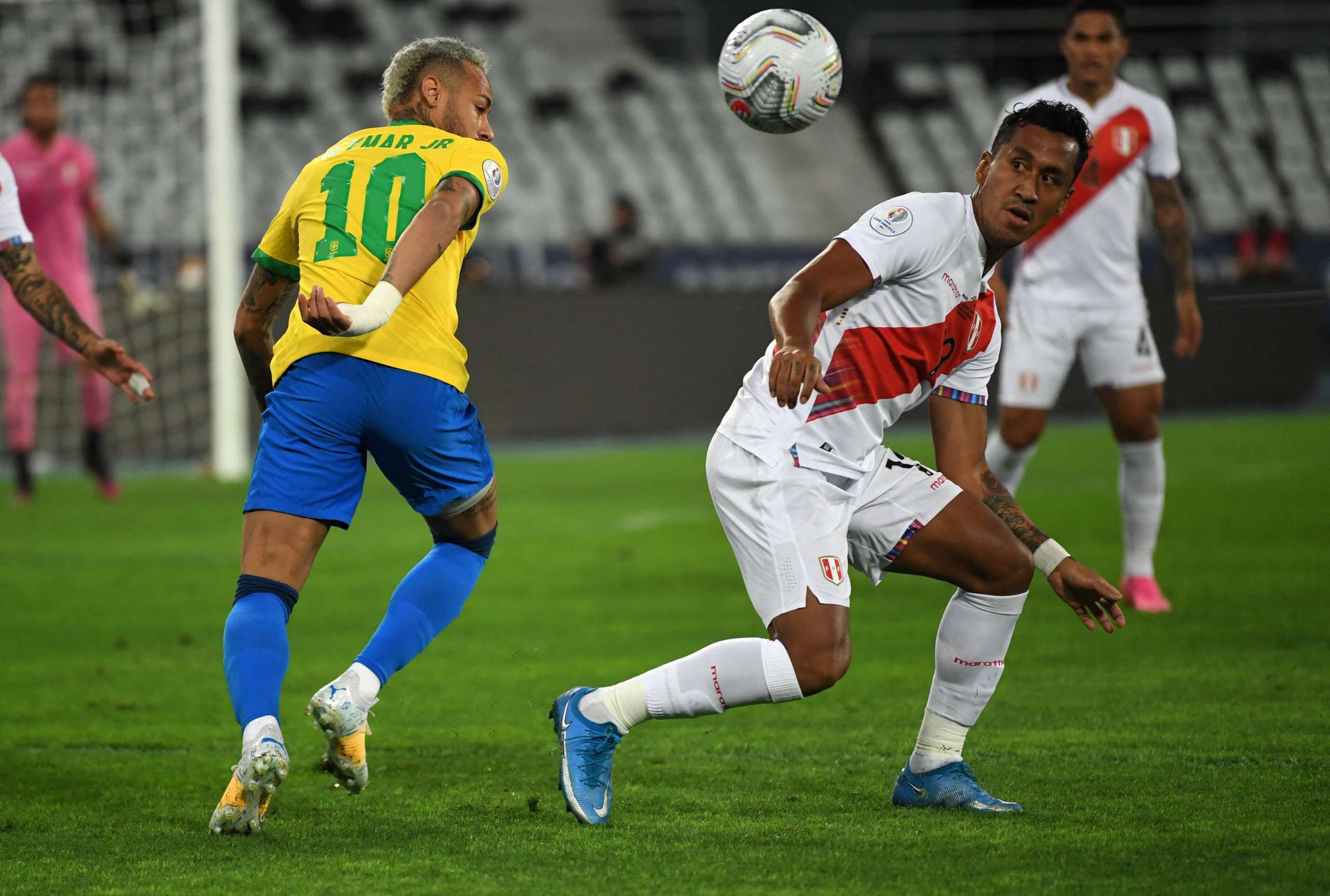 Neymar cita arrogância de árbitro em jogo entre Brasil e Peru e recebe apoio de treinador rival