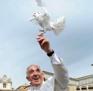 Internado, papa Francisco expressa alegria por títulos de Argentina e Itália