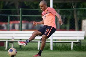 Esposa testa positivo para Covid e lateral esquentadinho voltará a desfalcar o Sport