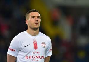 Da turma de Anelka e Balo? Clube do Brasileirão formaliza proposta de 18 meses a Podolski