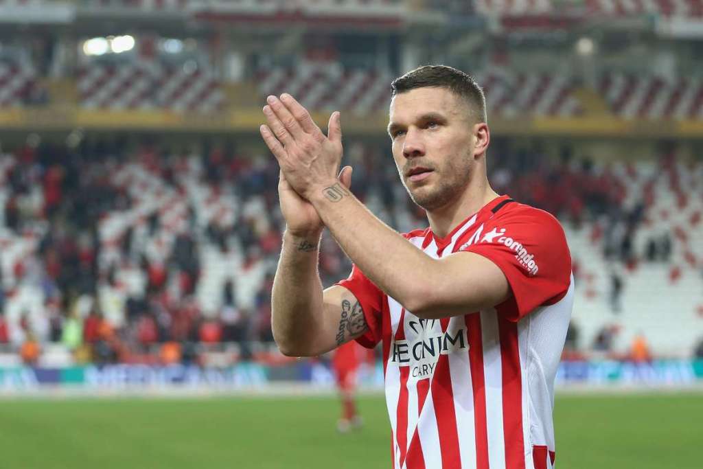 Virou piada? Sonho de time do Brasileirão, Podolski acerta com time polonês