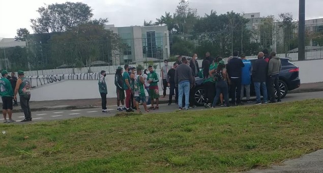 Torcida do Fluminense protesta no CT, para carros e “leva lero” com jogadores