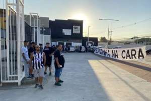 Torcida de time da Série B protesta e pede 