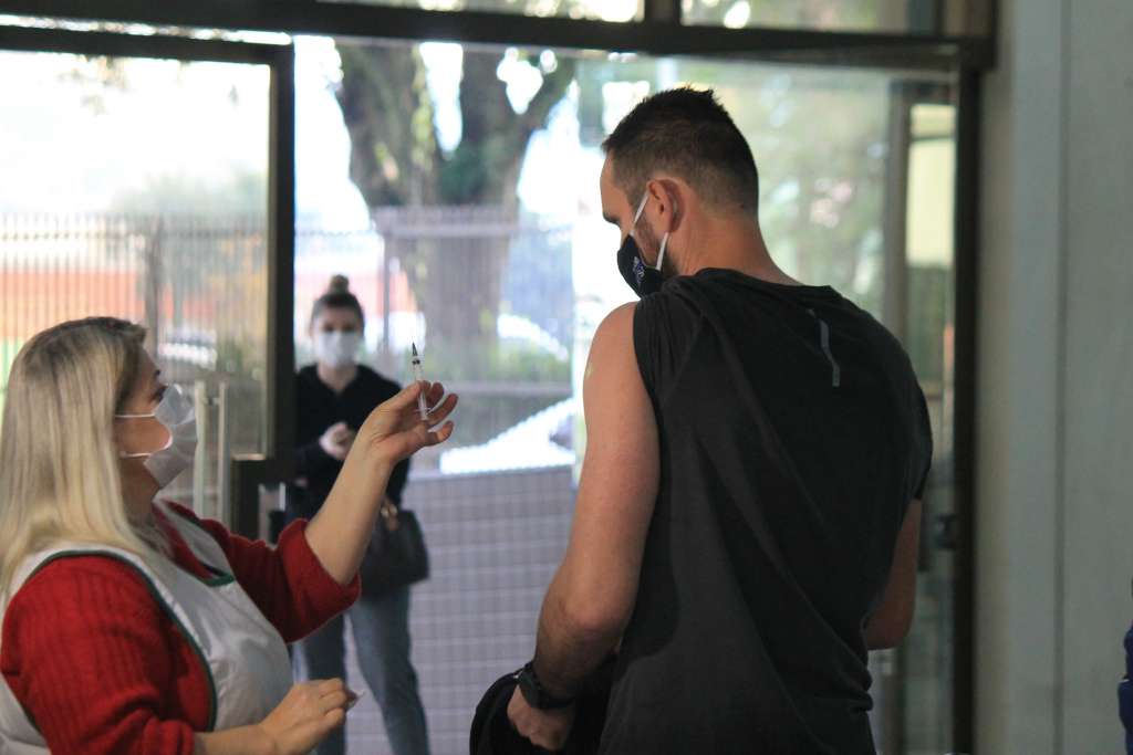 Série C: Ex-Ponte toma a primeira picada contra a Covid-19: “Vacina boa é vacina no braço”