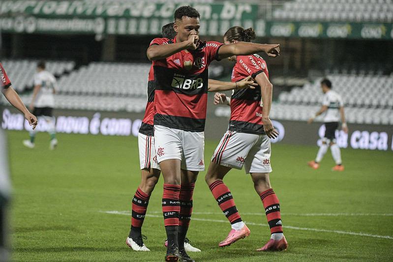 Jovem promessa do Flamengo deve ir para os Emirados Árabes