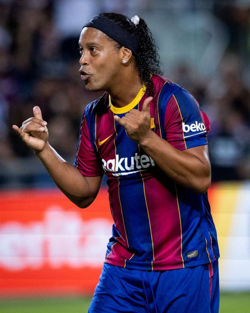 Ronaldinho brilha em Israel e é ovacionado pela torcida