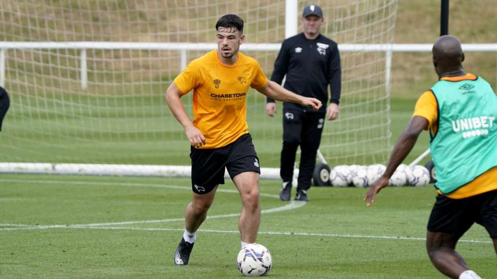 Hoje técnico, ídolo do Manchester United dá entrada forte e machuca o próprio jogador