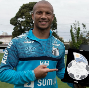 Maior artilheiro estrangeiro, Carlos Sánchez recebe placa e quer título no Santos